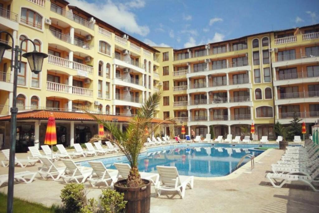 Уютные Апартаменты С Бассейном У Моря В Г. Солнечный Берег Slantschew brjag Exterior foto
